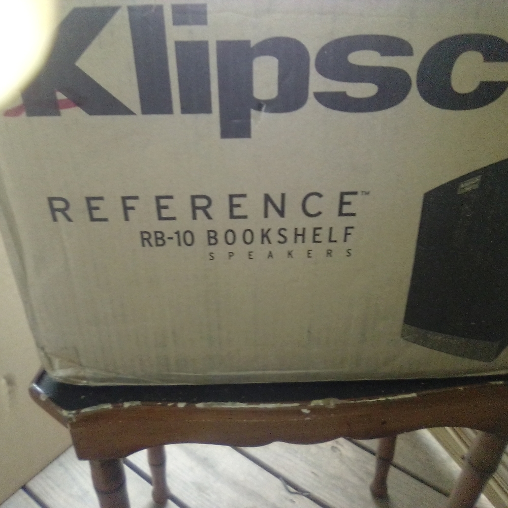 One set of Klipsch rb-10 bookshelf speakers like new in box